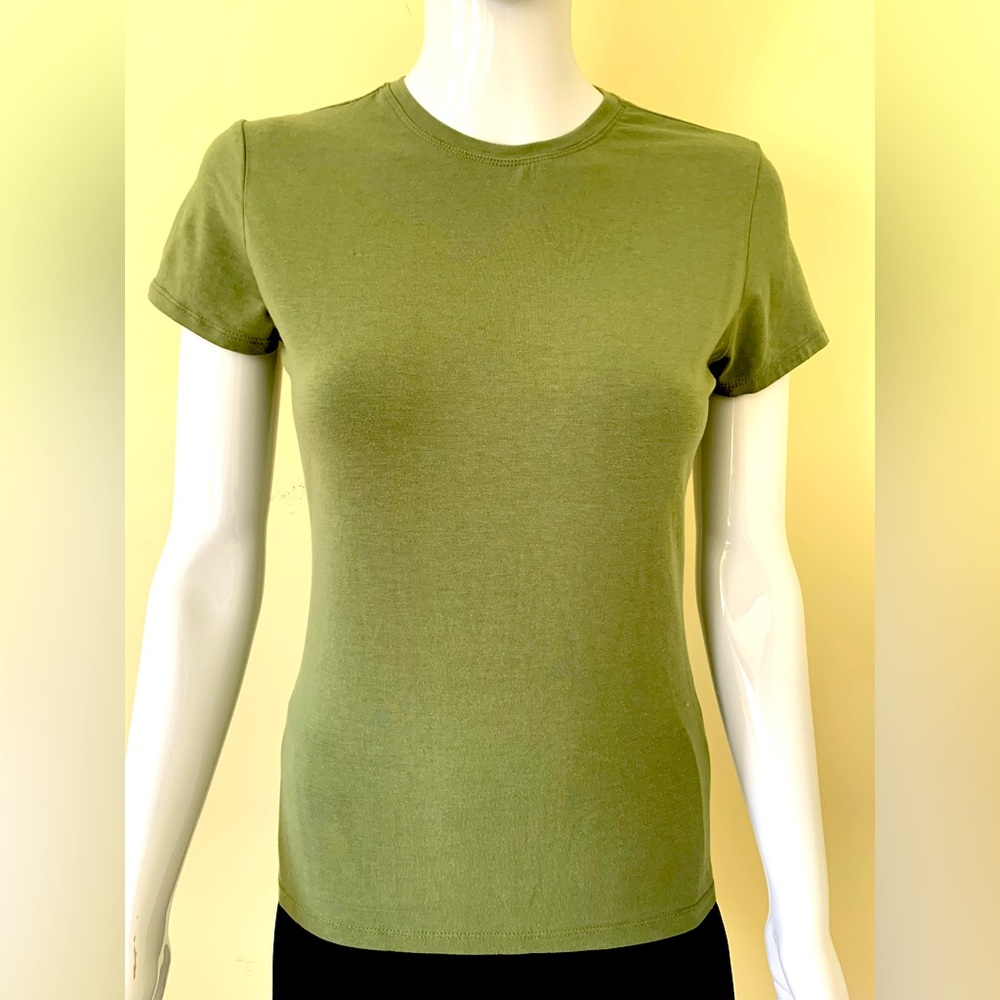 Jones New York crew neck top light grass green 66% bamboo & 28% cotton blend S